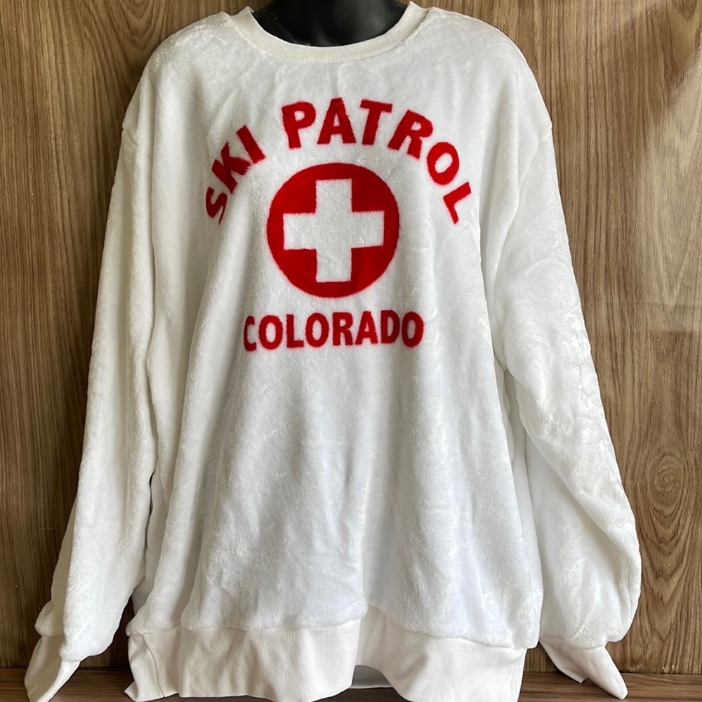 New with defects SKI PATROL COLORADO" White fuzzy pullover top Size XL -